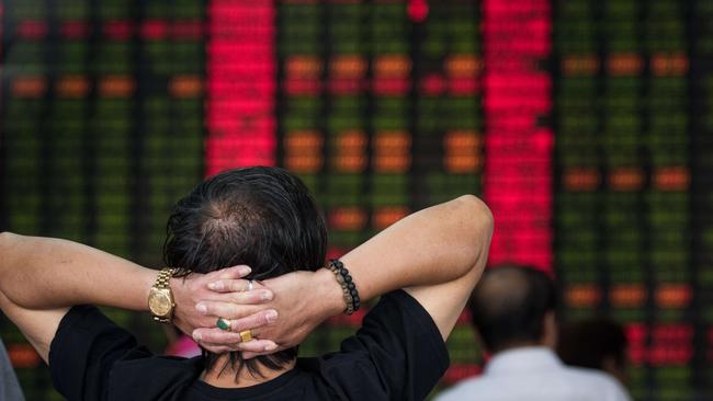 Investors monitor screens showing stock market movements at a brokerage house in Shanghai on August 18, 2015. AFP PHOTO / JOHANNES EISELE