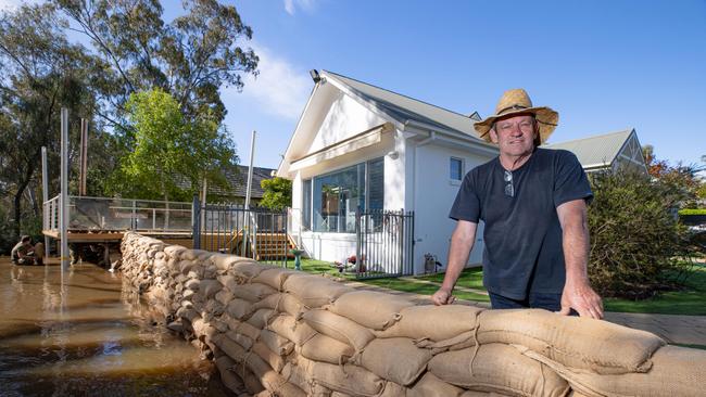 Peter Kyne home is at a low point. Echuca prepares for a second rise in water levels as water from the Murray River meets the Campaspe backing up both. Picture: Jason Edwards