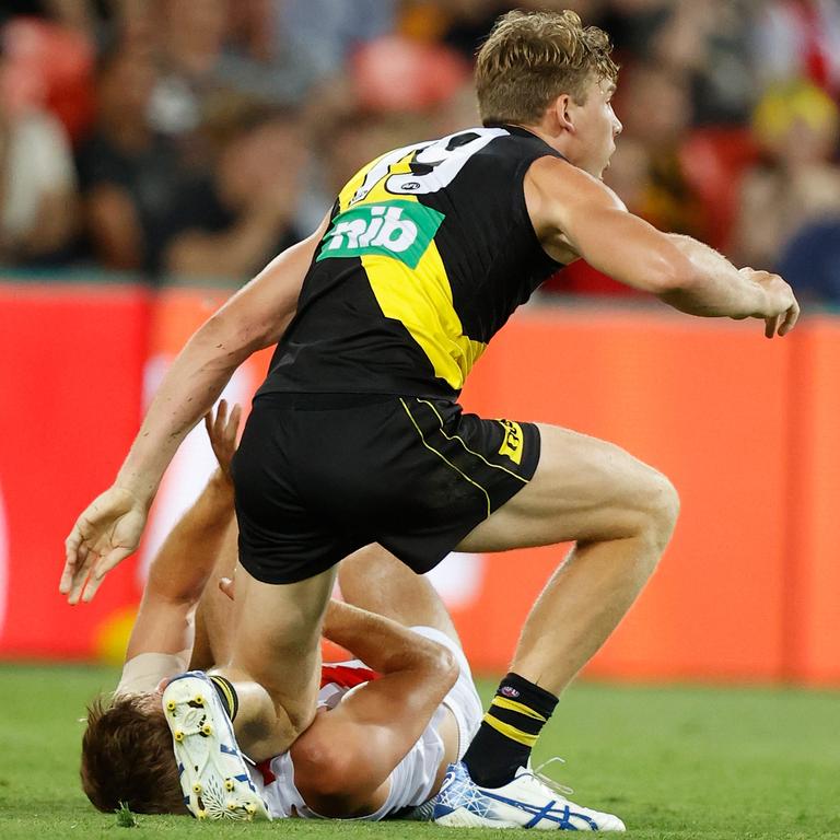 Tom Lynch kneels on Dougal Howard. (Photo by Michael Willson/AFL Photos via Getty Images)