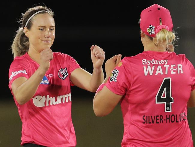 SYDNEY, AUSTRALIA - NOVEMBER 04: Ellyse Perry of the Sixers celebrates with team mates after taking the wicket of Georgia Redmayne of the Heat during the Women's Big Bash League WBBL match between the Brisbane Heat and the Sydney Sixers at Blacktown International Sportspark, on November 04, 2020, in Sydney, Australia. (Photo by Matt King/Getty Images)