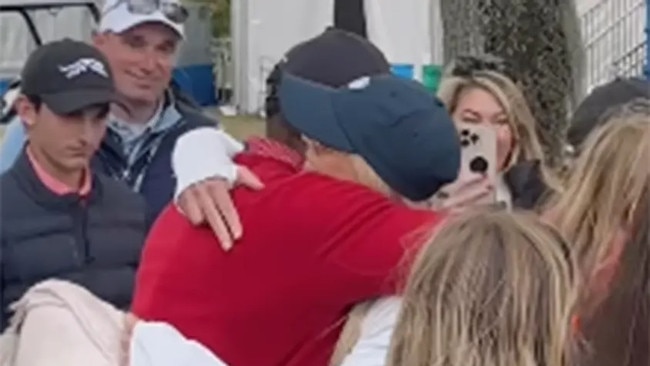 Tiger Woods and Elin embrace