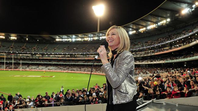 Olivia sings to a starstruck MCG.