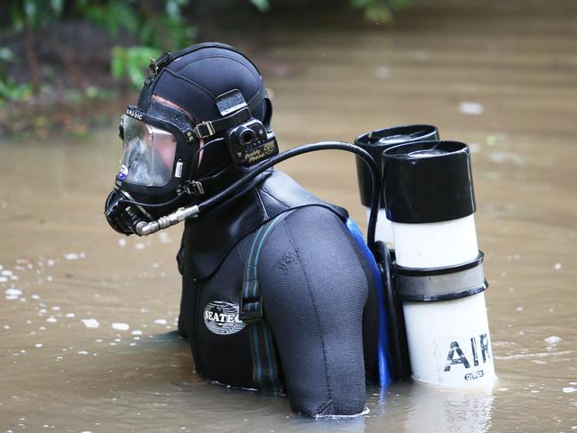 KENDALL, AUSTRALIA - NewsWire Photos - NOVEMBER 25, 2021. Police divers search a dam less than 500 metres from the dig site as Strike Force Rosann detectives continue the search  for William Tyrrell's remains near Kendall. Picture: NCA NewsWire / Peter Lorimer.