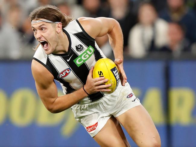 MELBOURNE, AUSTRALIA - MARCH 25: Darcy Moore of the Magpies in action during the 2021 AFL Round 02 match between the Carlton Blues and the Collingwood Magpies at the Melbourne Cricket Ground on March 25, 2021 in Melbourne, Australia. (Photo by Michael Willson/AFL Photos via Getty Images)