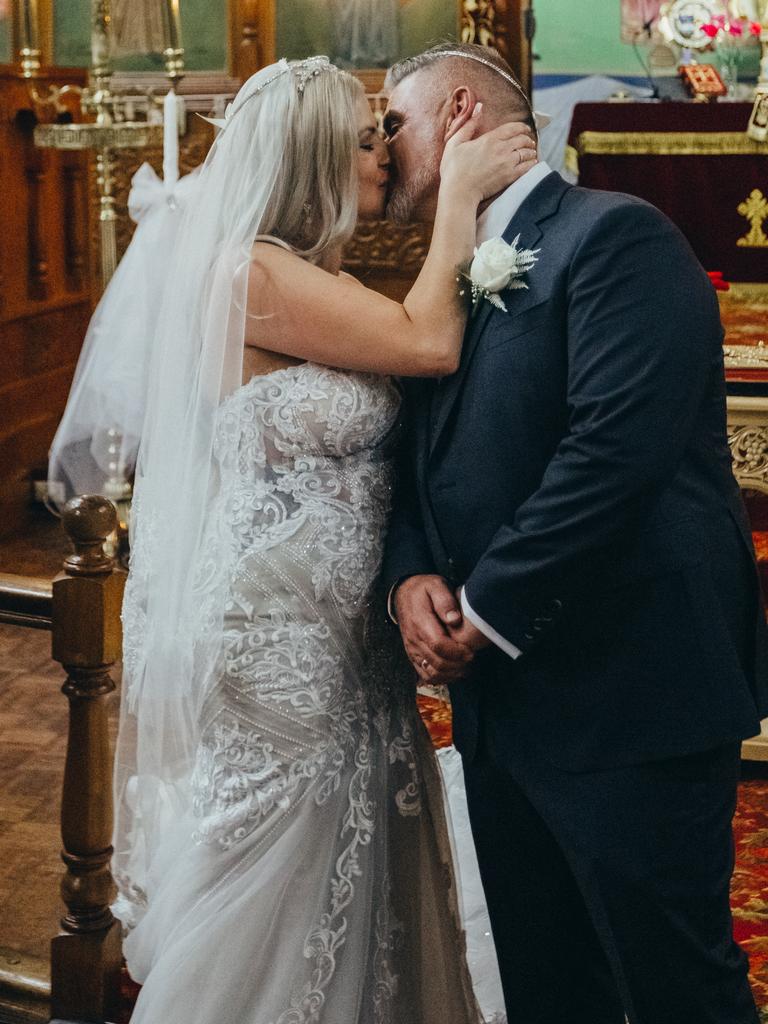 Tanya Tsekinis and Stan Kapoulitsas, married at Saint Anthony’s Church, Jason Wong Photography. Tanya and Stan postponed their June wedding to November, but just days out from their big day, the Parafield cluster lockdown was announced. So, in a matter of hours the couple had arranged a spontaneous wedding and arrived home at midnight, just in time for the lockdown.