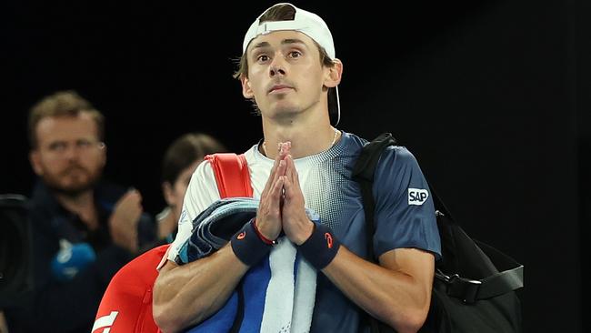 De Minaur thanks the Aussie crowd after his crushing loss. Photo by Clive Brunskill/Getty Images