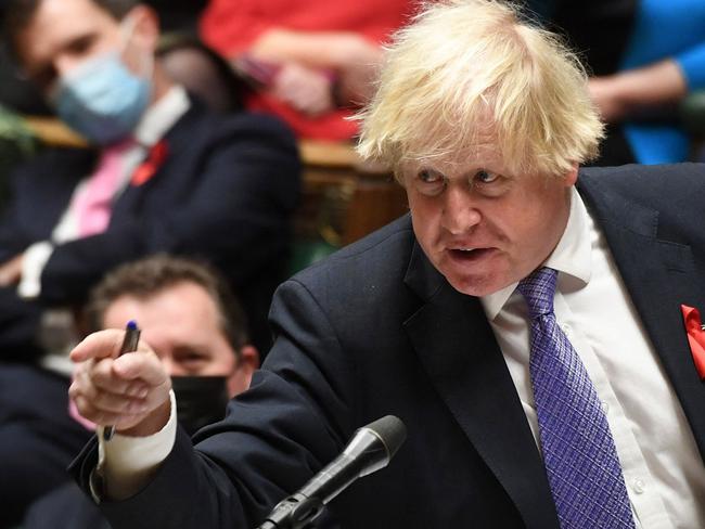 (FILES) In this file handout photo taken on December 1, 2021 and released by the UK Parliament shows Britain's Prime Minister Boris Johnson gesturing as he speaks during Prime Minister's Questions (PMQs) in the House of Commons in London. - Britain's former prime minister Boris Johnson said Tuesday he inadvertently misled parliament over the "Partygate" scandal but blamed top aides, ahead of a televised grilling that could determine his political fate. Johnson released a 52-page dossier detailing why he denied breaking the rules over two years of Covid lockdowns, when his staff were often partying in 10 Downing Street. (Photo by JESSICA TAYLOR / UK PARLIAMENT / AFP) / RESTRICTED TO EDITORIAL USE - NO USE FOR ENTERTAINMENT, SATIRICAL, ADVERTISING PURPOSES - MANDATORY CREDIT " AFP PHOTO / Jessica Taylor /UK Parliament"