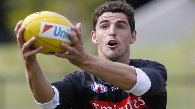 Collingwood skipper Scott Pendlebury marks at full stretch. Picture: Michael Klein