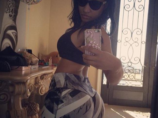 Nicki Minaj tweets a picture of her bottom.