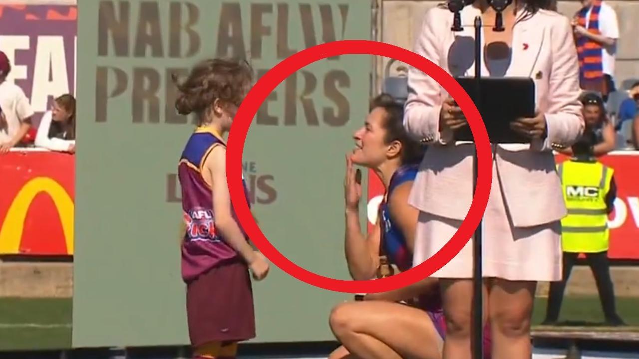 Ally Anderson signs thanks to hearing-impaired Auskicker Teddy. Credit: Channel 7.