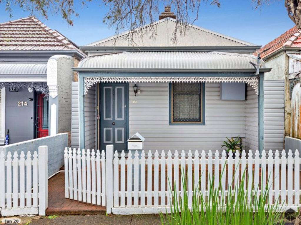 BEFORE: 212 Denison Rd, Dulwich when it sold for $978,000 in 2020.