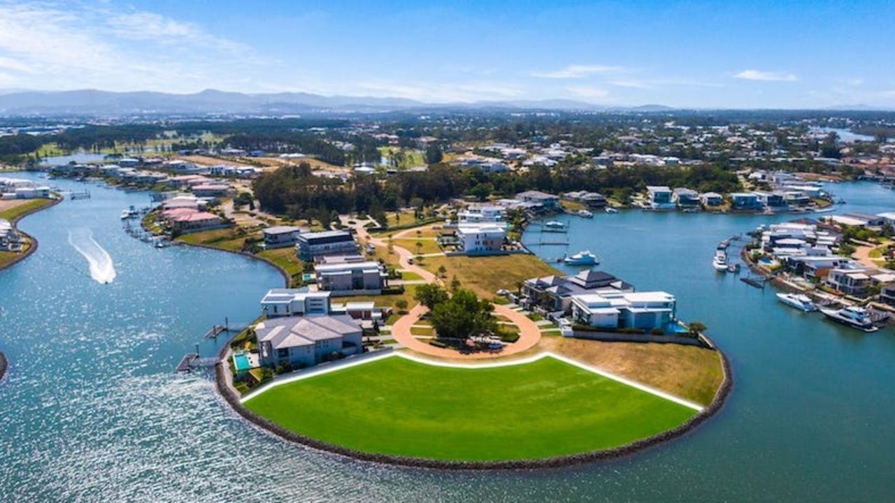 1039 Edgecliff Pl Hope Island, a 4031 sqm block of land at exclusive Sanctuary Cove.