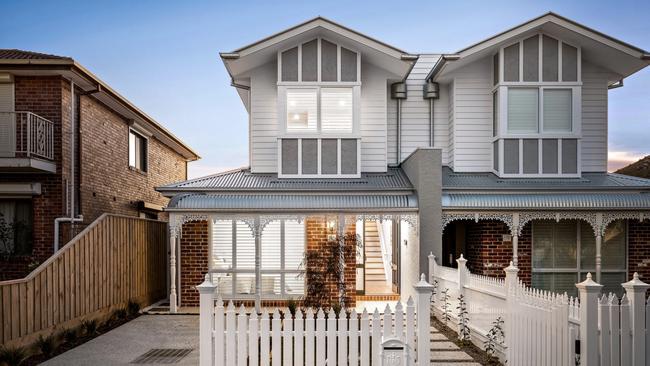 The homes luxurious Interiors and prime location failed to secure a buyer at the 10am auction