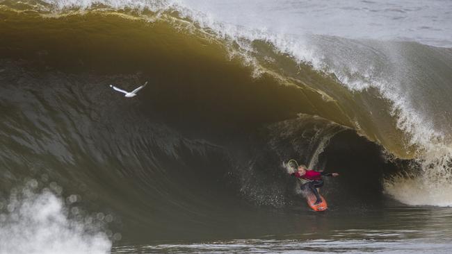 Surfers Ride Sydney Storm Swell At Red Bull Cape Fear Contest While Bodyboarders Take On Shark Island Daily Telegraph