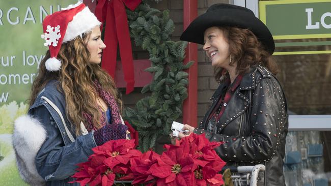 Kathryn Hahn wins the Bad Moms MVP Award for a second film in succession. That’s Susan Sarandon on the right, who, if we’re gonna be technical about it, is actually a Bad GrandMom.