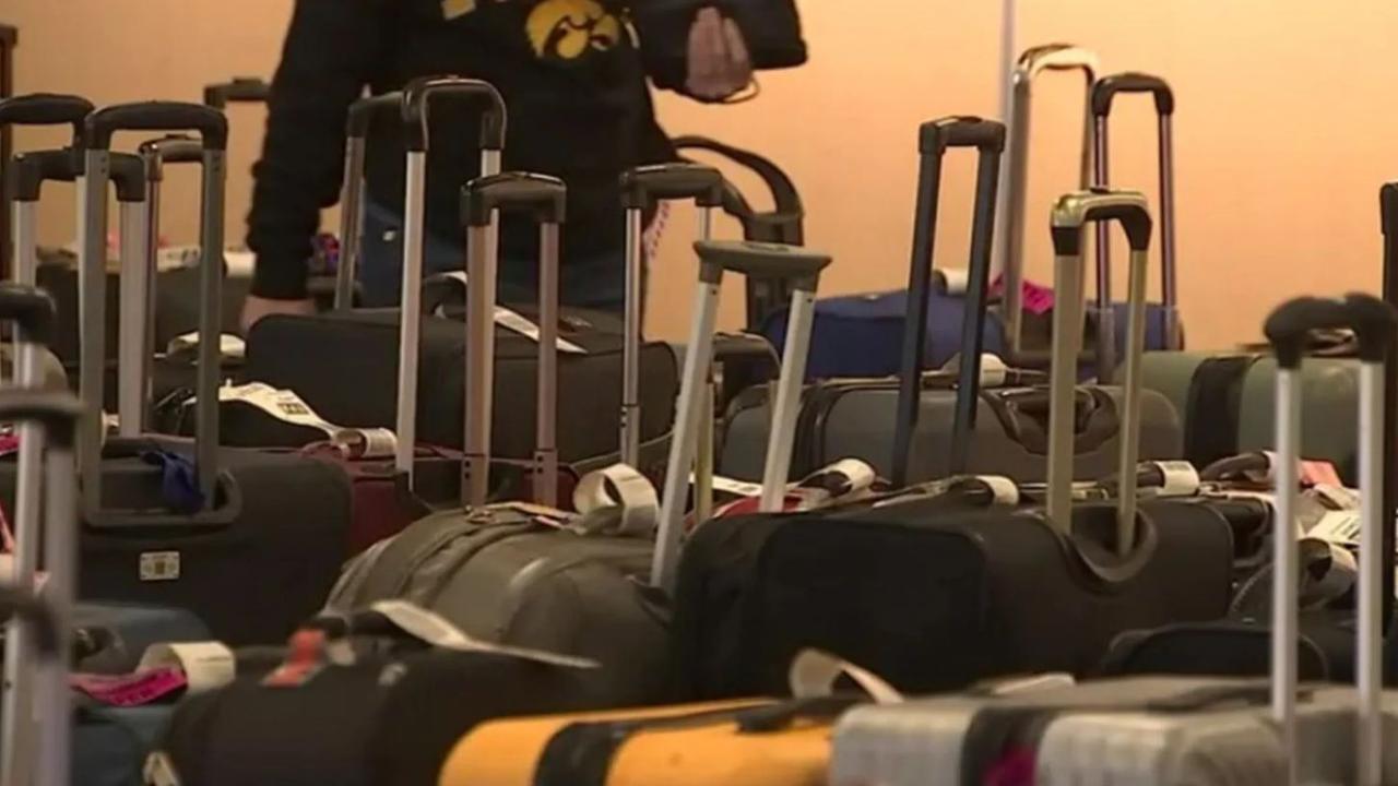 Tysiące toreb piętrzą się przy odbiorze bagażu na lotniskach po świątecznym opóźnieniu