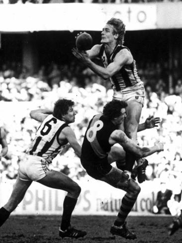 Pies ruckman Peter Moore plucks this ripper over Tiger Michael Roach back in 1981.