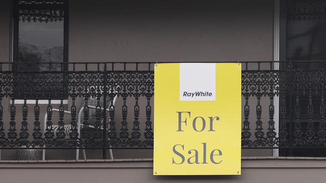 SYDNEY, AUSTRALIA - NewsWire Photos MARCH 11, 2021: A for sale sign on a house in Milsons Point.Picture: NCA NewsWire / Damian Shaw