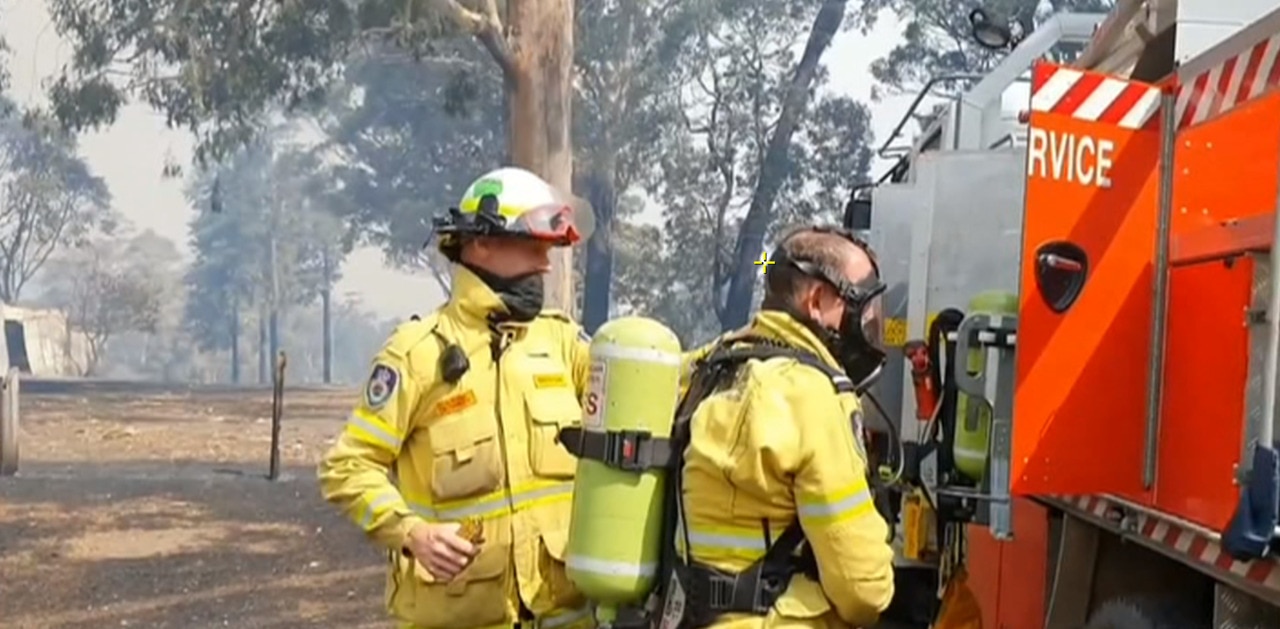 Ex-PM Tony Abbott runs into a burning house while battling bushfires on the NSW south coast