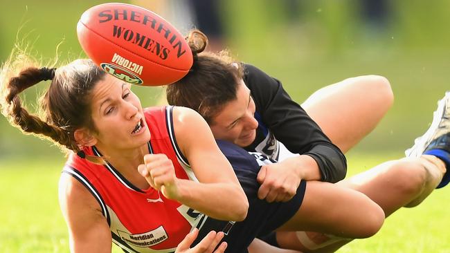 Jessica Dal Pos handballs during the VFL Women's Grand Final.