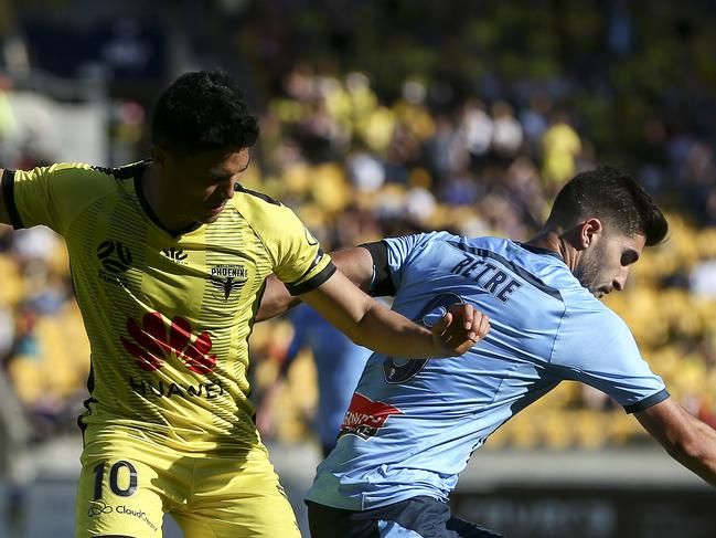 WELLINGTON, NEW ZEALAND - DECEMBER 21: Paulo Retre of Sydney FC attempts to evade Ulises Davila of the Phoenix during the round 11 A-League match between the Wellington Phoenix and Sydney FC at Westpac Stadium on December 21, 2019 in Wellington, New Zealand. (Photo by Hagen Hopkins/Getty Images)