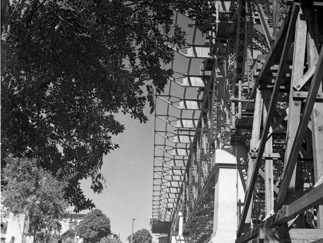 The Story Bridge under construction in 1937
