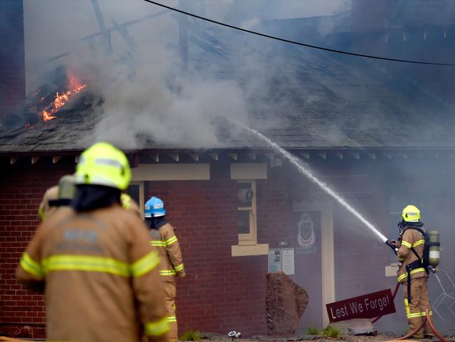 Ivanhoe RSL on fire in Melbourne on eve of Anzac Day | Herald Sun