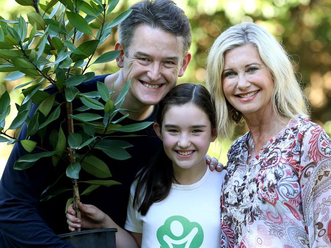 Do Something Day founder Jon Dee with his daughter Estelle and Olivia Newton John.