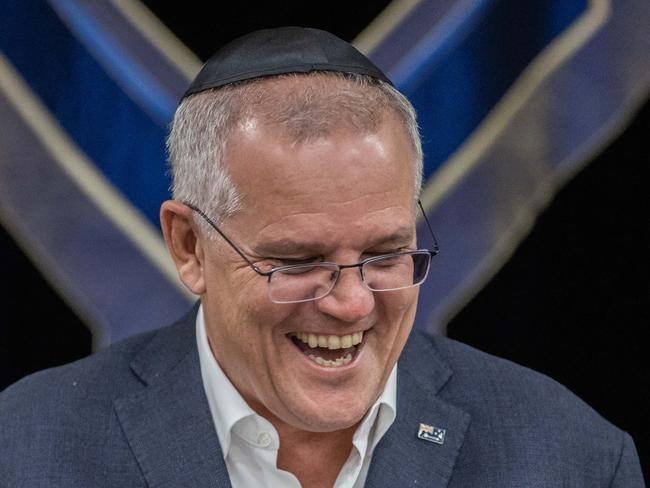 PM dons a skullcap at synagogue service