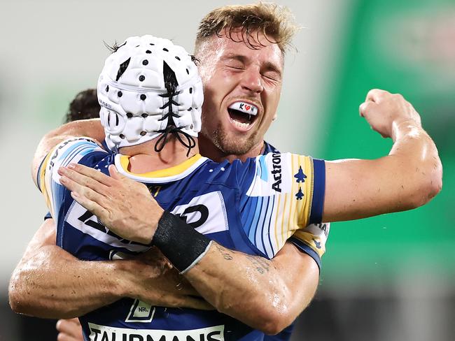 Bryce Cartwright of the Eels celebrates with Reed Mahoney of the Eels after scoring a try. Picture: Mark Kolbe/Getty Images)