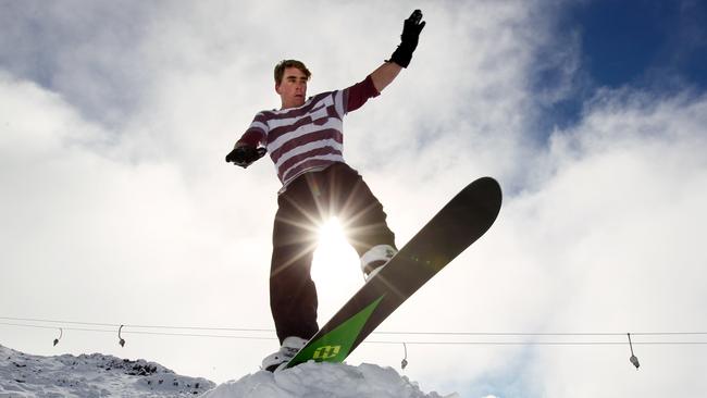 Bass Linden, of Lindisfarne, makes the most of the Ben Lomond snow.