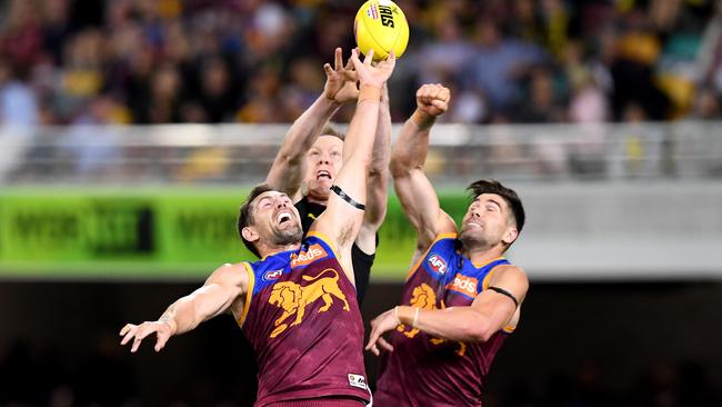 Luke Hodge spoils Tiger Jack Riewoldt’s marking attempt in the qualifying final against Richmond. Picture: Getty Image