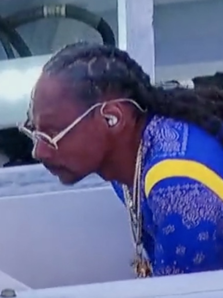 Look: Photo Of Snoop Dogg Before Halftime Show Goes Viral - The Spun:  What's Trending In The Sports World Today