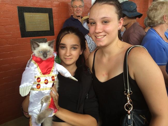 Elvis Festival Trainload Of Fans Break Down But Theres No Heartbreak