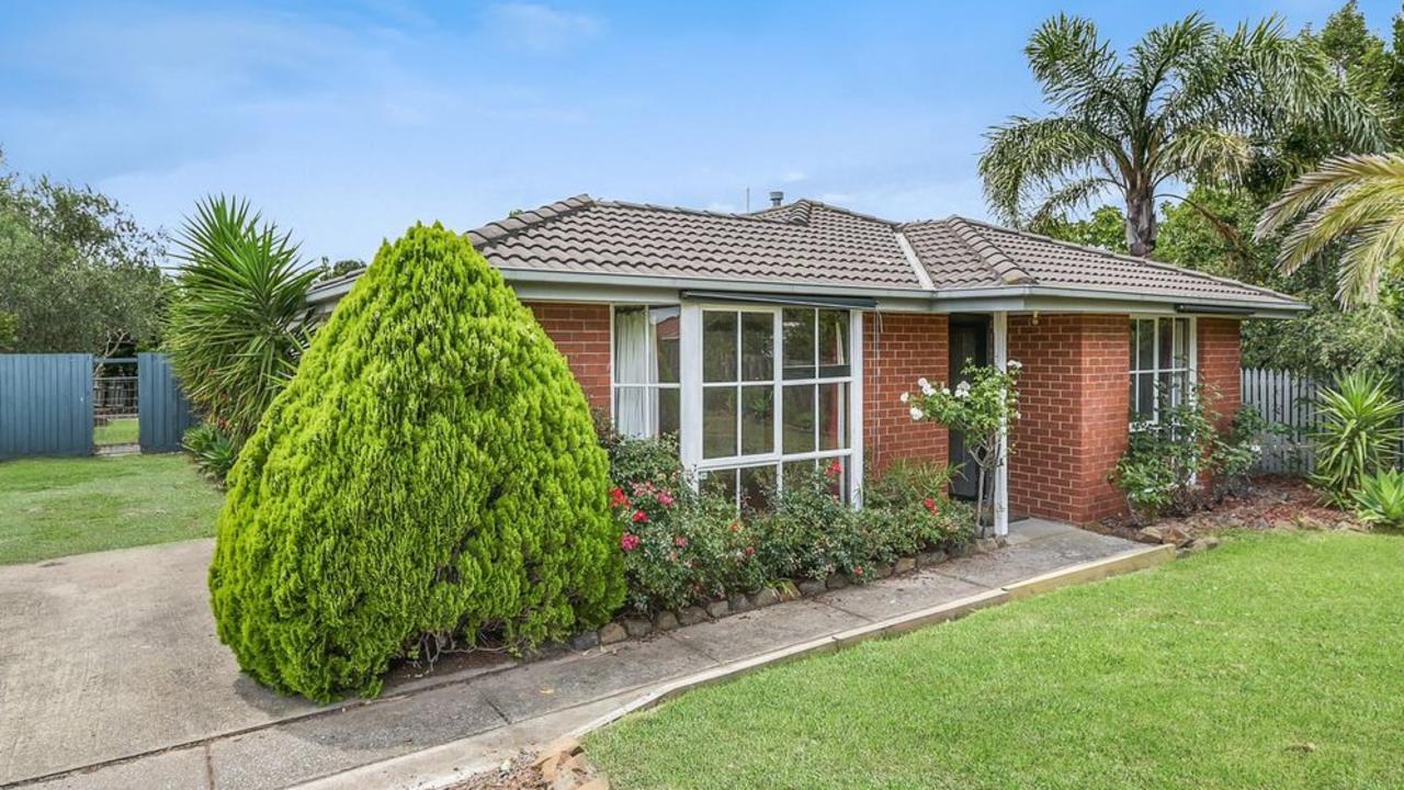 $500,000-$550,000 could get you the keys to <a href="https://www.realestate.com.au/property-house-vic-pakenham-135159470" title="www.realestate.com.au">3 Anita Place, Pakenham.</a>