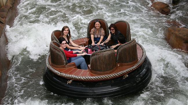 Wikipedia image of Dreamworld's Thunder River Rapids ride.