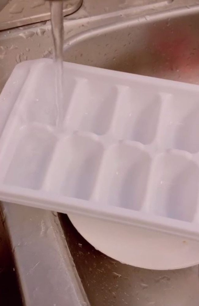 All we need to do is direct the water on to the flat surface and it easily fills up the tray.