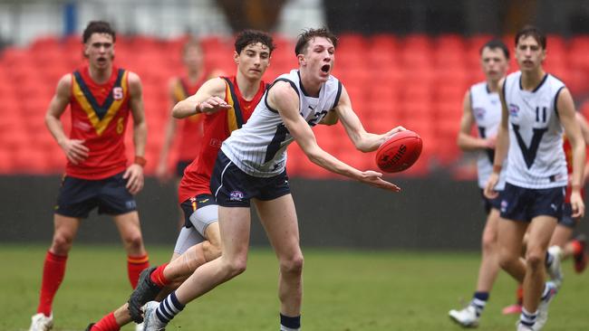 Willem Duursma dishes out a handball. Picture: Chris Hyde/AFL Photos/via Getty Images