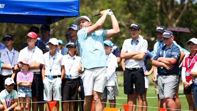 Eager juniors watch a Cam Smith reveals some of the secrets to his success at Wantima Country Club. Picture: Zak Simmonds