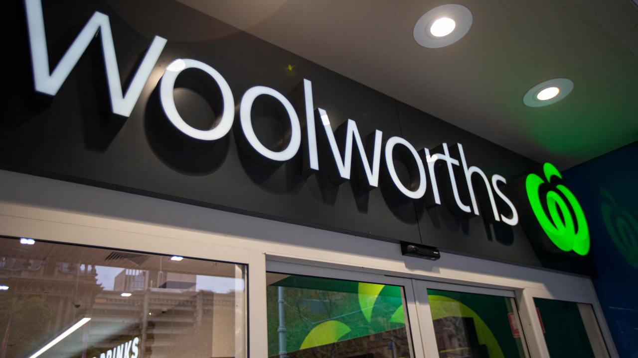 Le azioni di Woolworths seguono una tendenza al ribasso a causa dei timori di una riduzione dei prezzi tra i consumatori e della decisione di annullare la merce dell'Australia Day