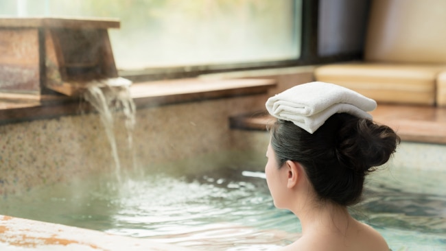 File:Onsen towel on head (4407856022).jpg - Wikimedia Commons