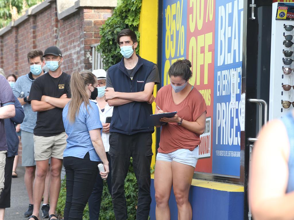 Queues for RAT tests at a Chemist Warehouse. Picture: Alan Barber