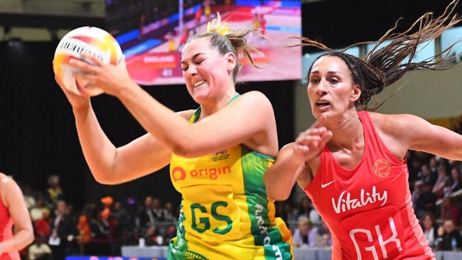 Australia's Sophie Garbin (C) evades England's Geva Mentor (R) during the final of the Netball World Cup, in Cape Town on 06 August 2023. (Photo by RODGER BOSCH / AFP)