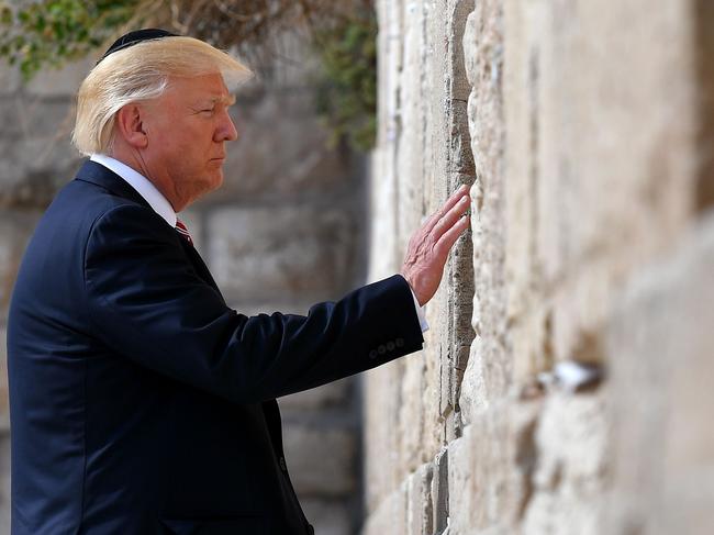 TOPSHOT - US President Donald Trump visits the Western Wall, the holiest site where Jews can pray, in Jerusalem’s Old City on May 22, 2017.  / AFP PHOTO / MANDEL NGAN