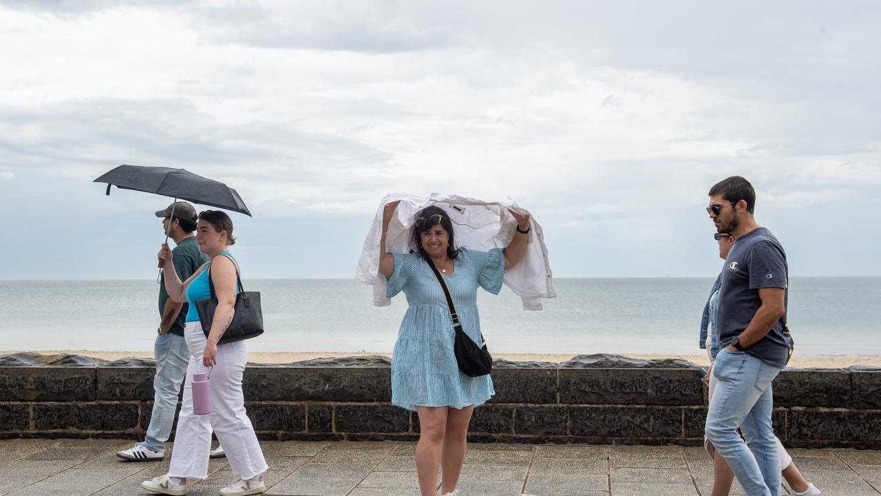 Heavy rainfall is predicted to continue to fall in Victoria. Picture: NCA NewsWire / Nicki Connolly