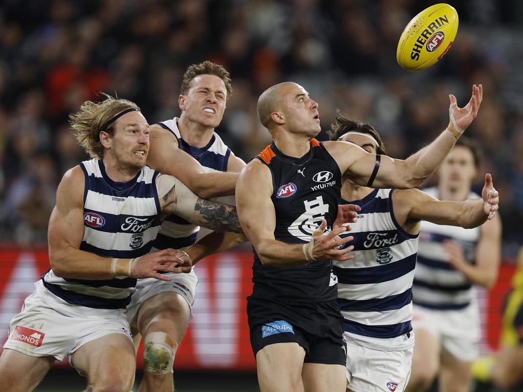 MELBOURNE, AUSTRALIAÃ&#137; June 21, 2024. AFL Round 15. Carlton vs. Geelong at the MCG. Alex Cincotta of the Blues battles 3 cats. Pic: Michael Klein