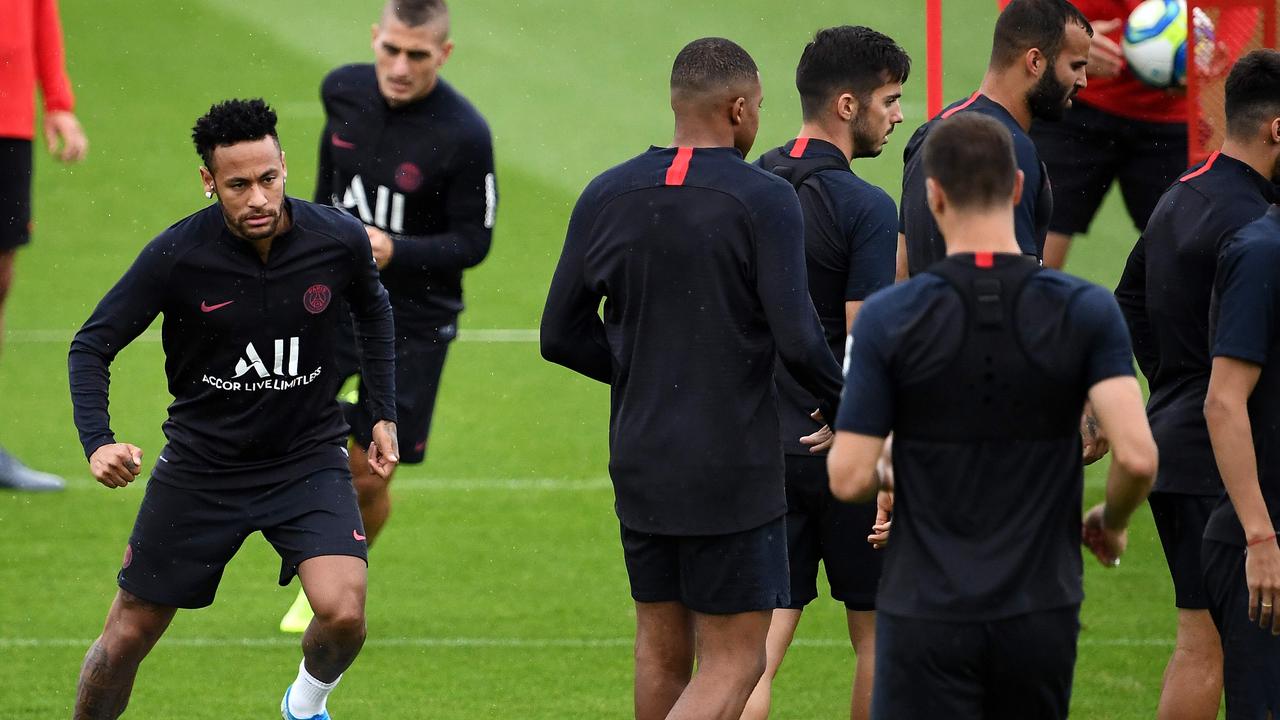 Neymar (L) is staying with Paris Saint-Germain after a return to Barcelona fell through. (Photo by FRANCK FIFE / AFP)