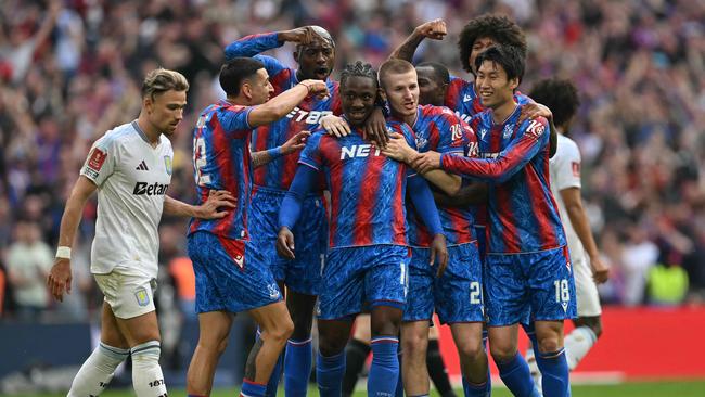 TOPSHOT - Crystal Palace's English midfielder #10 Eberechi Eze (C) celebrates with teammates after scoring the opening goal of the English FA Cup semi-final football between Crystal Palace and Aton Villa at Wembley Stadium in north London on April 26, 2025. (Photo by Glyn KIRK / AFP) / NOT FOR MARKETING OR ADVERTISING USE / RESTRICTED TO EDITORIAL USE