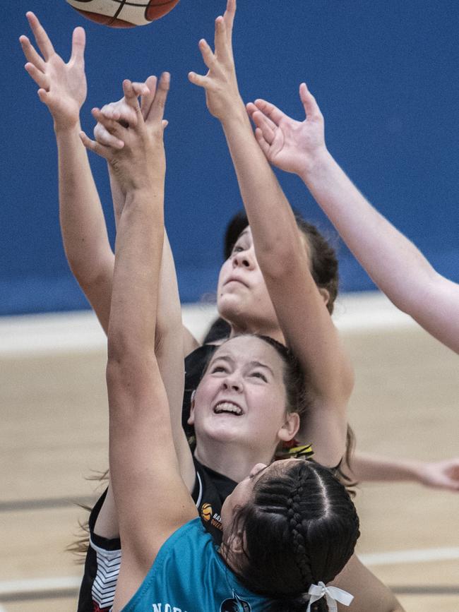Amelia Leach for Seahawks. Div 2 Gold Medal Match North Gold Coast Seahawks Teal vs Southern Districts Titans. Under 16 Girls State Basketball Championships. Friday, April 15, 2022. Picture: Nev Madsen.