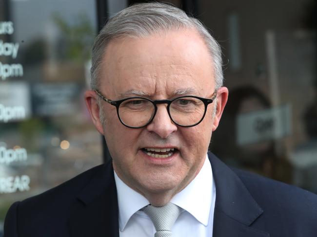 MELBOURNE, AUSTRALIA- NewsWire Photos OCTOBER 1, 2024: Prime Minister Anthony Albanese at a cafe in Bayswater, Victoria, to discuss cost of living. Picture:  NewsWire/ David Crosling